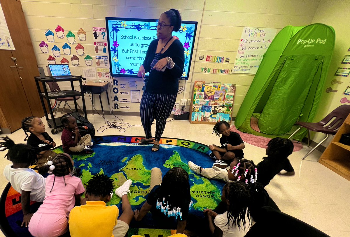 EFLULeads's tweet photo. Our counselor @ChatRocksThat is amazing! Thanks for getting our kindergartners off to a strong start with strategies for success! 🤗#BreakTheCode #WeCanWeWill @APSPeytonForest @PruittQuentina https://t.co/uH3D0aFYnP