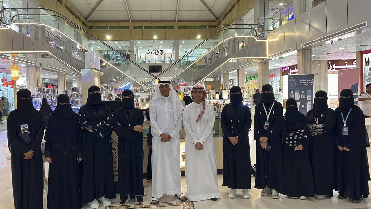 Gyuth_1's tweet photo. فريق غيوث #صامطة التطوعي التابع لجمعية التنمية الاجتماعية بصامطة يشارك مع القطاع الصحي الجنوبي في برنامج "من أجل صحتكم" والذي دشنه وكيل محافظة #صامطة الأستاذ عبده محمد مجرشي مساء أمس الخميس بمجمع السلام مول في صامطة. https://t.co/wIMZCMmhNO