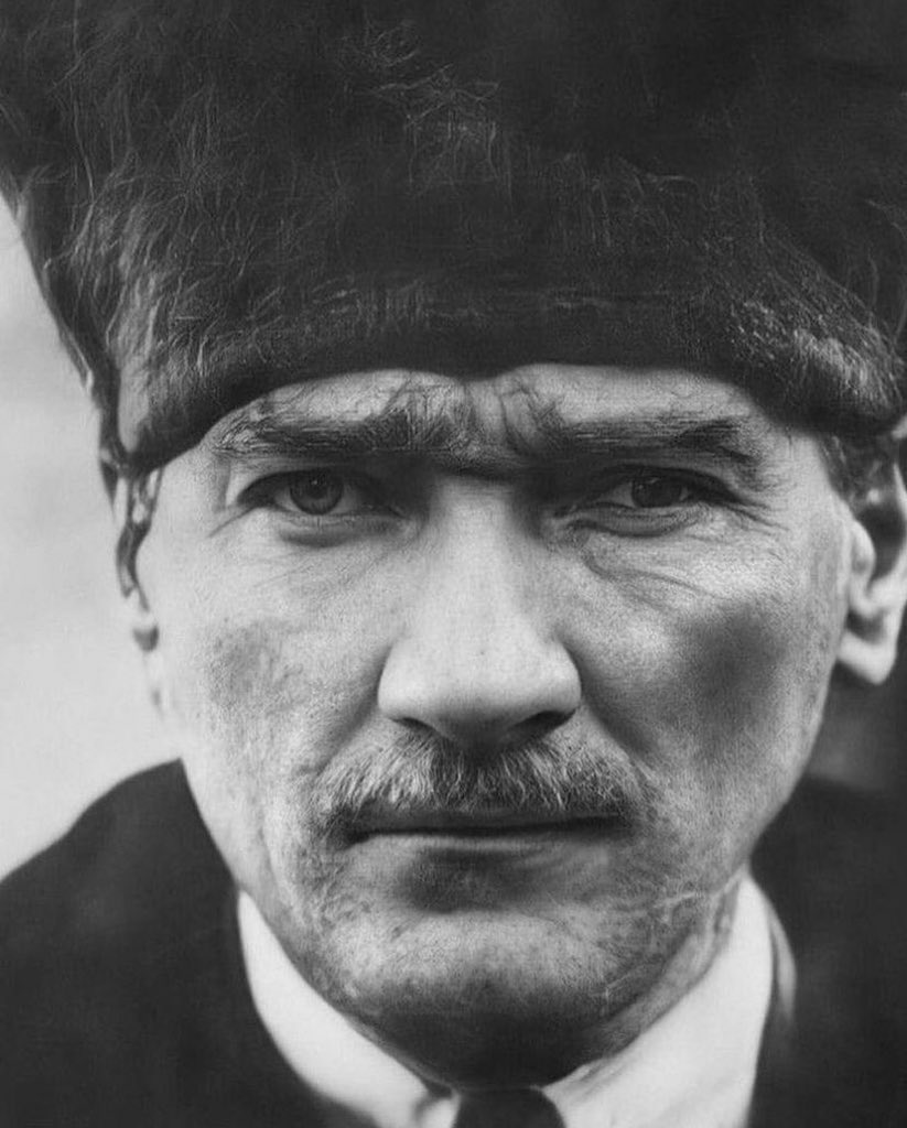 Senin vizyonun, düşüncelerin, ilkelerin, inkilapların, asaletin, duruşun, zekan, cesaretin, ileri görüşlülüğün… Ve daha sayamadığımız bütün özelliklerin küçük beyinlere sığmazdı zaten. Yolun hep yolumuz.
#DisneyPlusBoykot