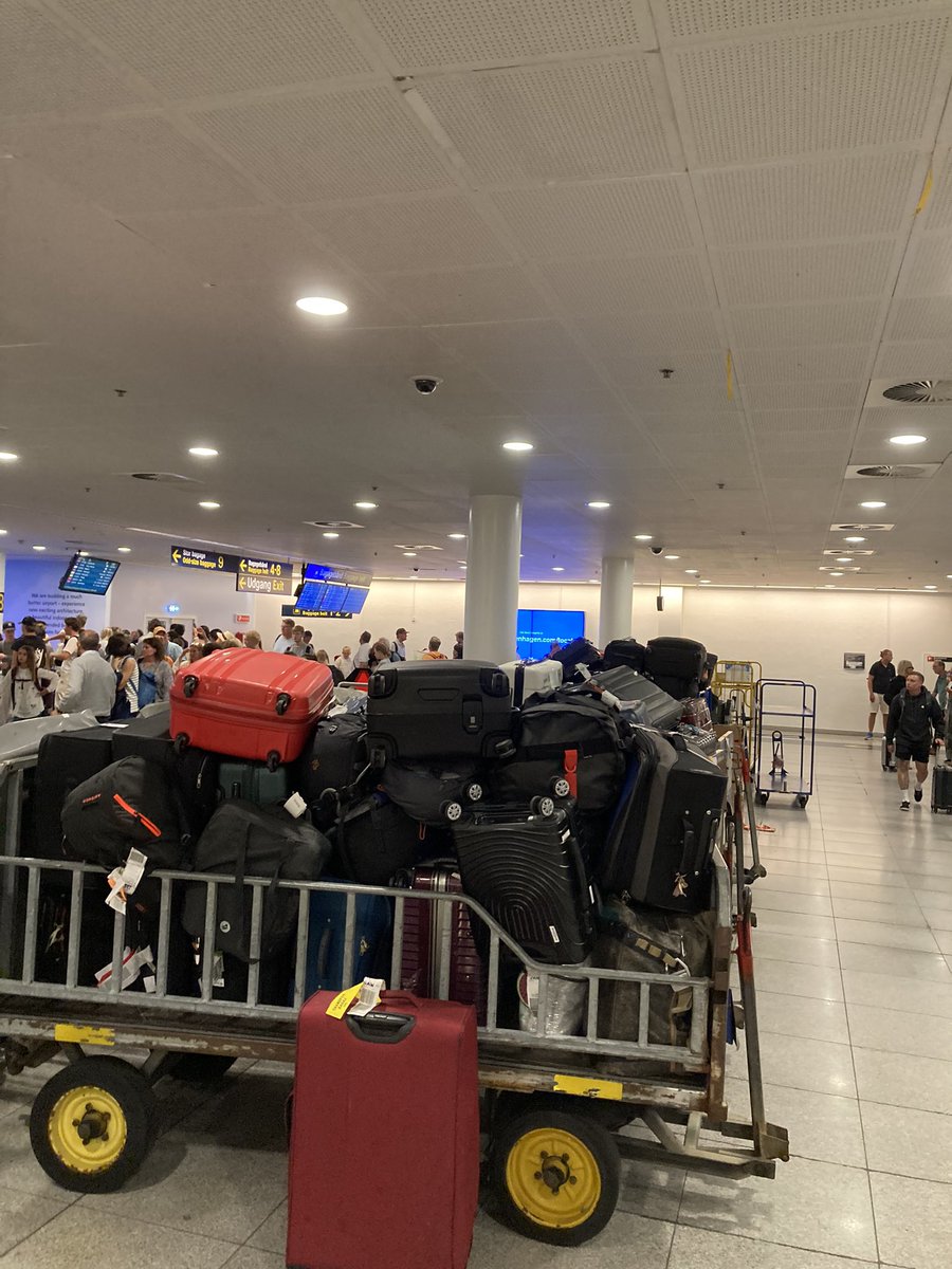 ILo19_9's tweet photo. Questo è solo un piccolo assaggio del caos bagagli degli ultimi giorni. Non stiamo parlando di larnaka o timbuctu ma del blasonato aeroporto di Copenhagen: due bagagli persi su tre e alla nostra richiesta se co fossero scioperi  in atto ci hanno risposto “it’s summertime” https://t.co/w1f7jsWHoS