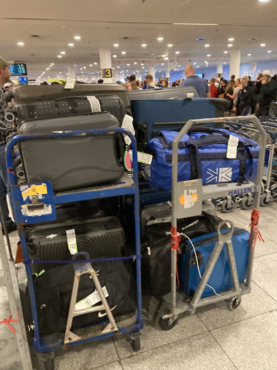 ILo19_9's tweet photo. Questo è solo un piccolo assaggio del caos bagagli degli ultimi giorni. Non stiamo parlando di larnaka o timbuctu ma del blasonato aeroporto di Copenhagen: due bagagli persi su tre e alla nostra richiesta se co fossero scioperi  in atto ci hanno risposto “it’s summertime” https://t.co/w1f7jsWHoS