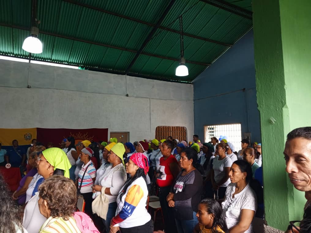 cnaecarabobo's tweet photo. Construyendo Patria 🇻🇪

Encuentro Político de la CNAE con su FFB (Cociner@s de la Patria) junto al Equipo Político Nacional y Estadal y el CDCE desde el Mpio #CarlosArvelo 🔟👩🏼‍🍳❤️💜

@_LaAvanzadora @pedrodiazg59 @NorelysABolivar @rafaellacava10 

#YoIzoMiBandera https://t.co/WORgUZLgo8