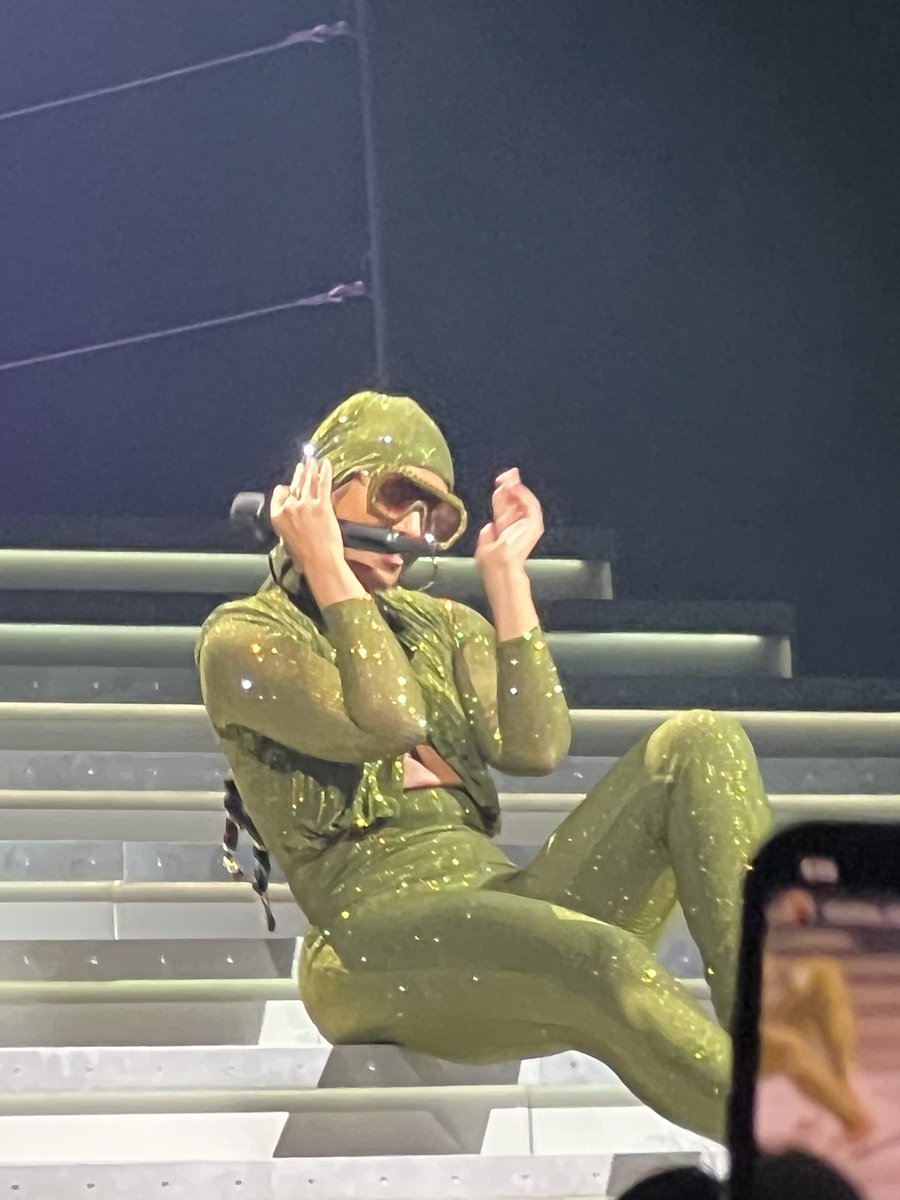 Antania_24's tweet photo. I still can’t believe I was this close to @aliciakeys and able to capture these photos so grateful 🔑💕🔥
#Oakland #Keys2thesummer  #AliciaKeys https://t.co/ljDImS3uqq