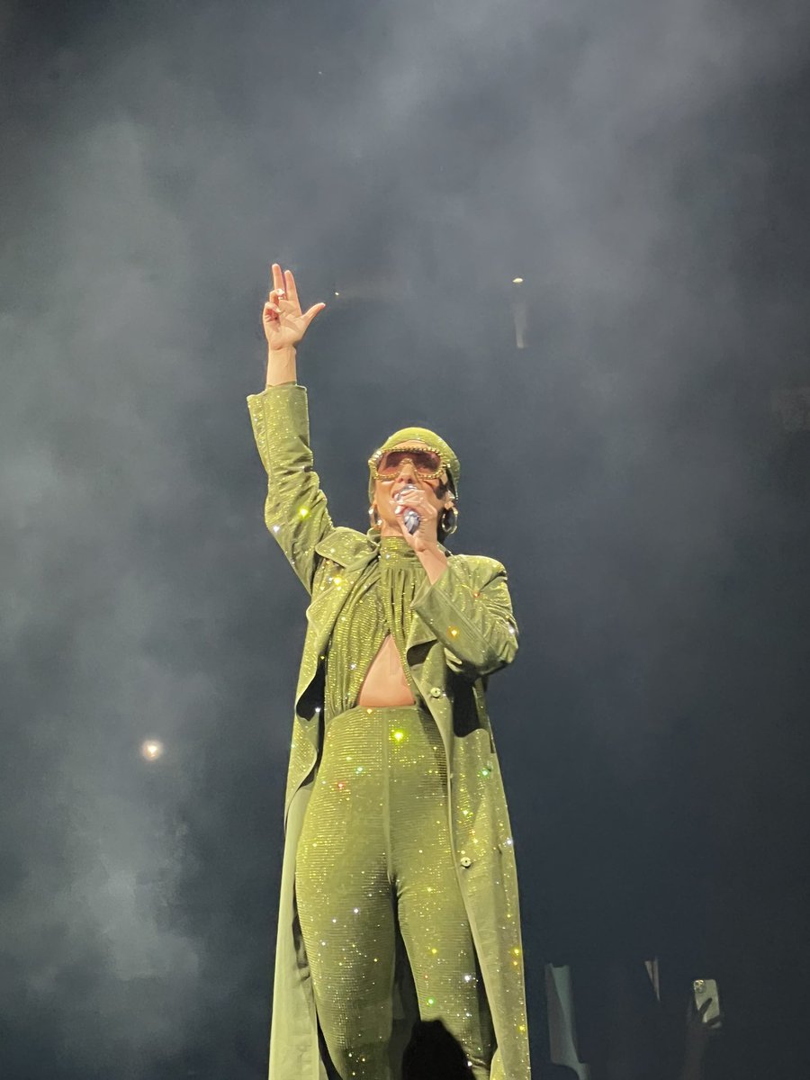 Antania_24's tweet photo. I still can’t believe I was this close to @aliciakeys and able to capture these photos so grateful 🔑💕🔥
#Oakland #Keys2thesummer  #AliciaKeys https://t.co/ljDImS3uqq