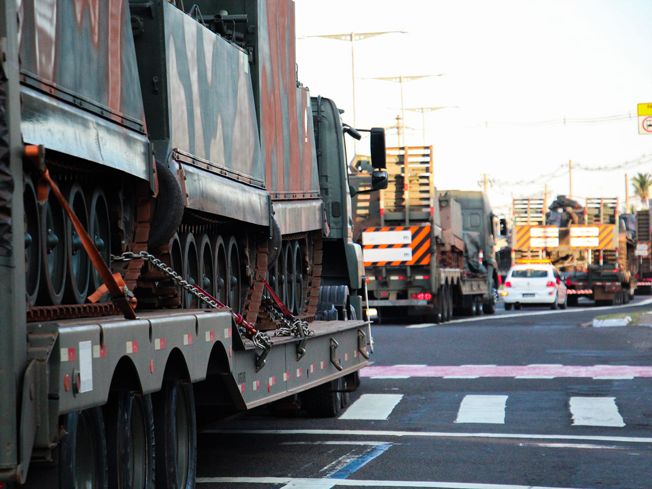 Exército Brasileiro 🇧🇷 on X: As embarcações do #Exército transportam  insumos para as obras de implantação de via de trafegabilidade do 4º  Pelotão Especial de Fronteira, tropa que participa da segurança da