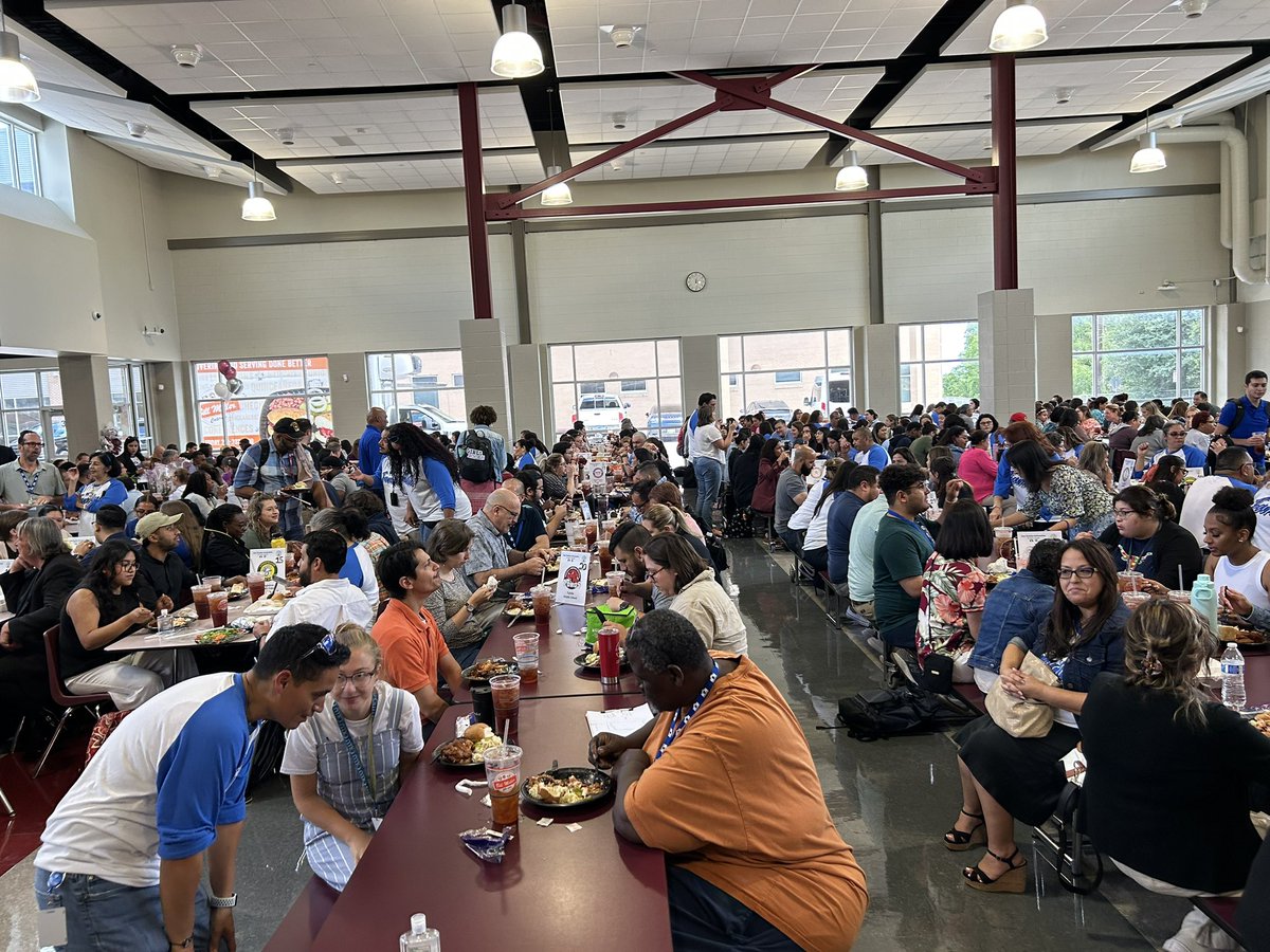 A fabulous lunch with our mew SAISD teachers and principals ! Welcome to the SAISD familia!