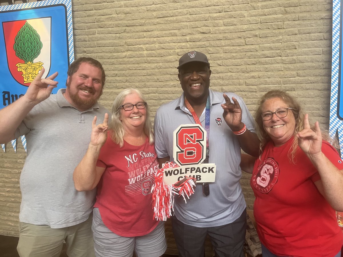 DWhittNCstate's tweet photo. Hanging out with the Wolfpack pack😀 https://t.co/PPv1gR35e9