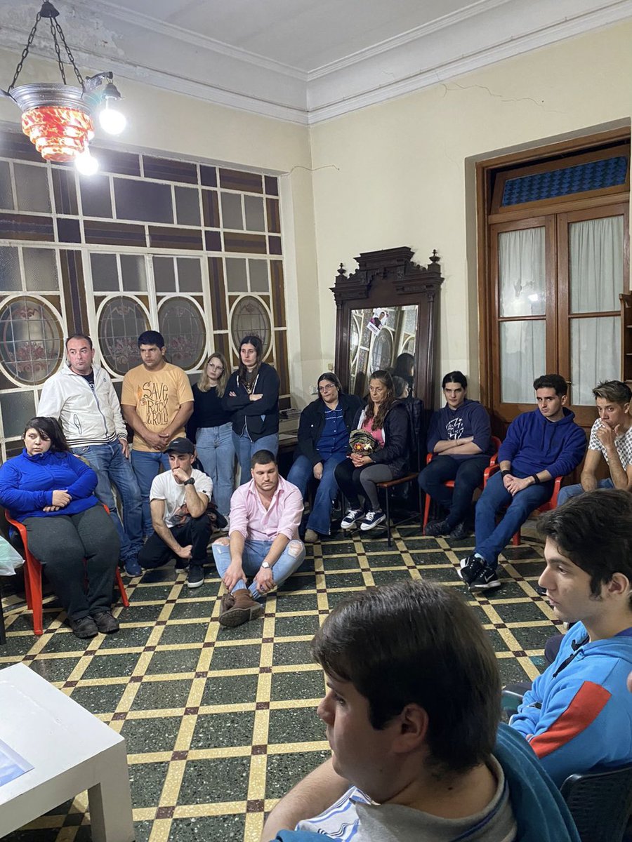 JuanGaraventa_'s tweet photo. ENCUENTRO CON LA JUVENTUD PEHUAJENSE 💪🏻
Siempre me resulta muy interesante debatir con los jóvenes, permiten abrirnos a nuevos pensamientos y perspectivas sobre diversos temas. 
Gracias a todos los que se acercaron a escucharno. Nosotros los seguiremos escuchando a ustedes! https://t.co/mix93wtAtT
