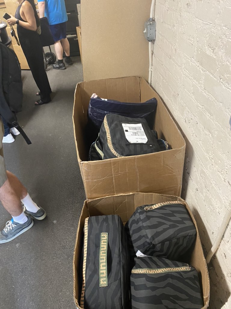 anngehan's tweet photo. Ok if the Williamsburg UPS is any indicator Rent the Runway is absolutely getting killed by Nuuly https://t.co/cWYoiln2d8