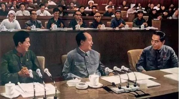 zhu0588's tweet photo. 毛接班人王洪文遭酷刑 
王友群：王洪文被判刑后，被关在秦城监狱，与原中共军队总后勤部主任邱会作等关在一起。邱会作1987年出狱后写了一本《邱会作回忆录》，其中谈到了王洪文受酷刑折磨的事。邱初见王时，发现他身体极差，问他怎么回事。王说，“他被关押第一天起就戴着重刑具，它会自动地紧固，要是挣扎，它就会逐渐加紧，像念紧箍咒一样，如果用劲挣扎就会把人摔倒在地上。他戴上刑具后就没有卸过，晚上睡觉也要戴着”。

“最早，王洪文被关在人民大会堂地下室，那里装了‘电响器’，每隔几十分钟就会突然响一次，发出的声音让人感到钻心的难受，刺激人的神经，让人亢奋，无法抑制……有一次他喝开水，水还没有进口就睡着了，突然响声震醒了他，开水还是烫的，好像做了个噩梦一样。”

“他每天早晨只有一碗稀饭，中午晚上各给一个小窝头，每天吃不到四两粮食。他饿得全身发软、连头都抬不起来。他身上还有后遗症，有时刚吃完饭，吃的是什么东西，他就想不起来了。到公审之前，才给他吃得饱一点，但吃得很差，人都浮肿了。”

专案组到底使用什么手段迫使王“交代”、“承认”自己的罪行呢？王说：“为了要什么材料，对我搞车轮战术是常事。有时说着话就睡了，他们曾经几次给我注射过针药。只要注射了那种药，无论怎么样也睡不着，心里烦躁得特别痛苦。我坚决拒绝打针，他们就强行给我注射。后来的交换条件是：只要好好交代就不打针了。”王说，为了减少痛苦，为了活下去，他是什么都承认，让他说什么就说什么。

邱会作回忆说：“过了三四天，我们坐在院子里‘放风’，王洪文最后一个出来，他刚走了没几步，人就像门板一样，直直地摔在地上，口吐白沫子，我们刚要去扶他，监管员立即说：‘千万别动，动就很危险，只有让他自己慢慢缓过来才成。’过了两三分钟，王洪文才慢慢侧过身来，鼻子磕出血，半个脸都是灰土。王洪文见我们几个坐在那里，只是一丝苦笑。”