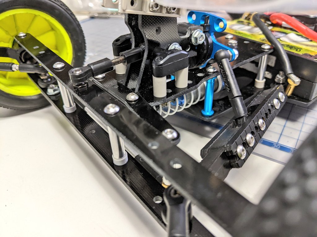 shoes_rc's tweet photo. リアサス周りをカーボン入りブラックFRPで作り直しだいたい完了!
これでジャンプ着地失敗してもポキっといくことは避けられそう。
そろそろレジャランでテストしたいなぁ
#FFBuggy https://t.co/MFUPQYxZQi