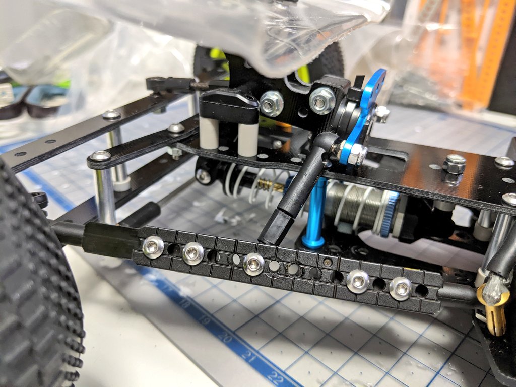 shoes_rc's tweet photo. リアサス周りをカーボン入りブラックFRPで作り直しだいたい完了!
これでジャンプ着地失敗してもポキっといくことは避けられそう。
そろそろレジャランでテストしたいなぁ
#FFBuggy https://t.co/MFUPQYxZQi