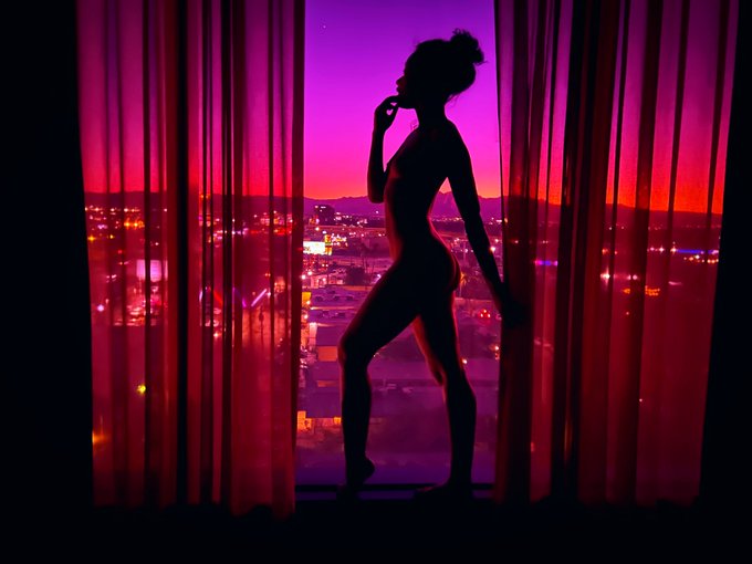 Red hot Vegas nights 🧡🔥🥵 #nofilter https://t.co/q4Rr9GTAYg<a href="/tag/nofilter"class="tags">#nofilter</a>