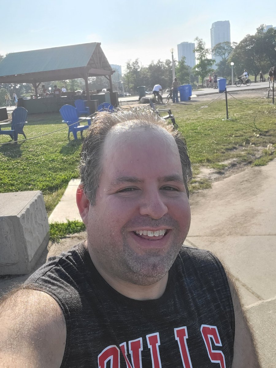 angrysteveworld's tweet photo. Chillin at the beach on a Thursday. #ChiTown #WindyCity #ChiSummer https://t.co/xRrwP2Yw1p