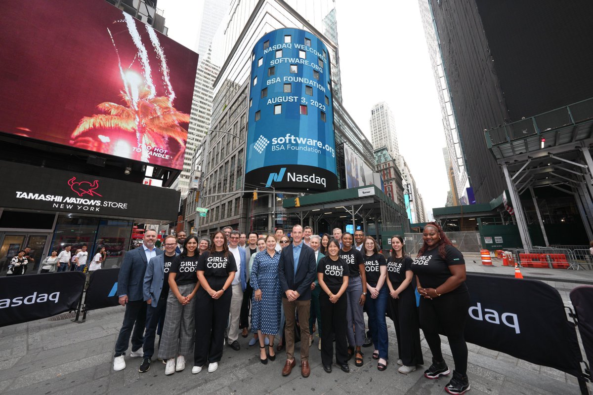 Congratulations to VP & General Manager of Software.org @GideonLett and the @GirlsWhoCode team members who rang the @NasdaqExchange closing bell in Times Square today! 🎉🔔 Watch the full video here: nasdaq.com/events/softwar…