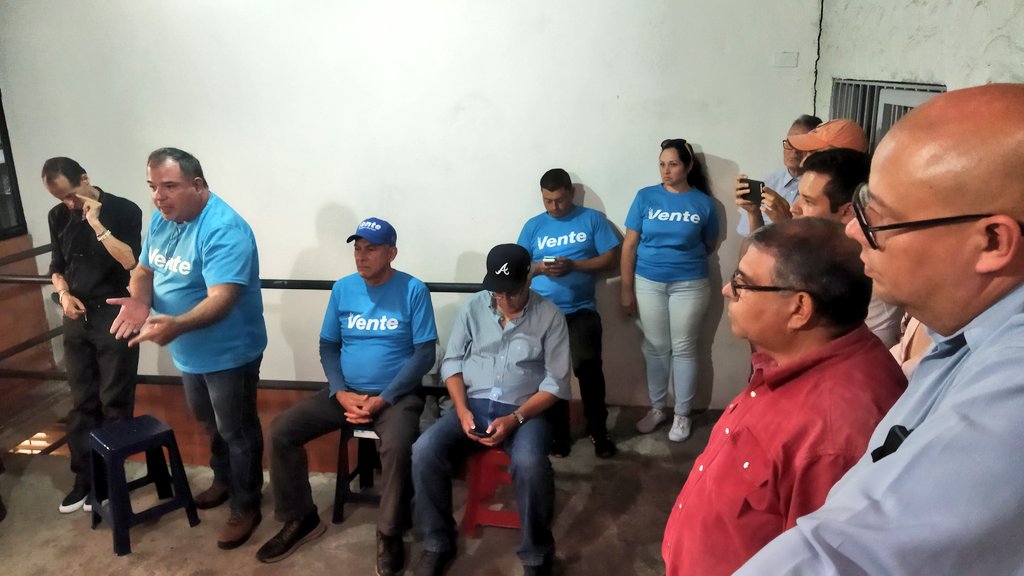 Nuestra Jefe del Comando de Campaña Martha Hernández y nuestro Coordinador Estadal del Voluntariado Juan Carlos León, sostienen reunión con la parroquia J.J Osuna Rodríguez del municipio Libertador.

¡En todo el país nos organizamos para ganar y cobrar, vamos por la libertad!