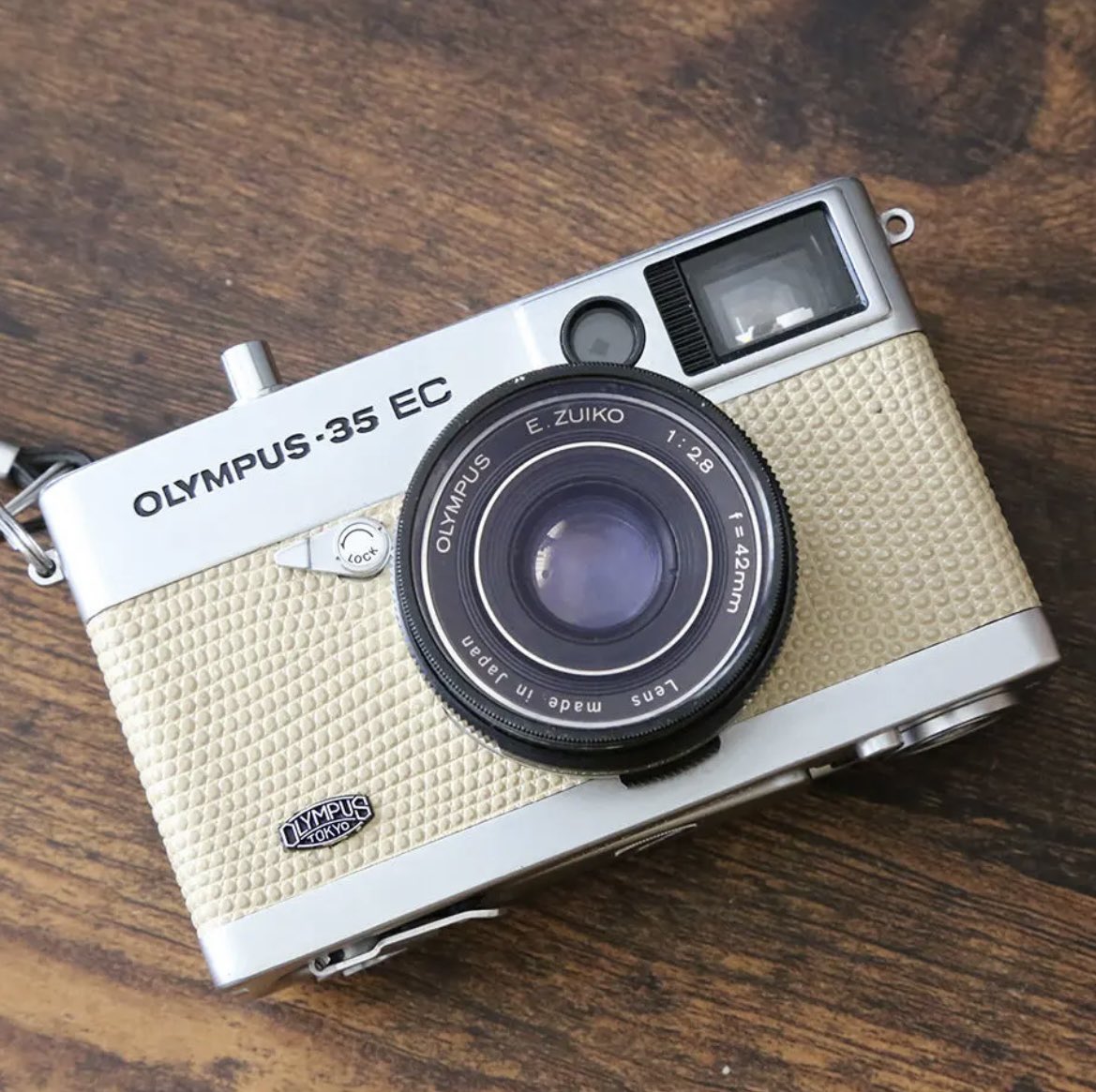DearPru43803316's tweet photo. OLYMPUS／オリンパス35EC フィルムカメラです。エレコンの愛称で呼ばれてました。ベージュの貼り革でスタイリッシュ！プロフィール→STORESへ #雑貨 #ブロカント #ヴィンテージ #フィルムカメラ #カメラ女子 #olympus #オリンパス #35ec #エレコン https://t.co/XHyNOBjJJE