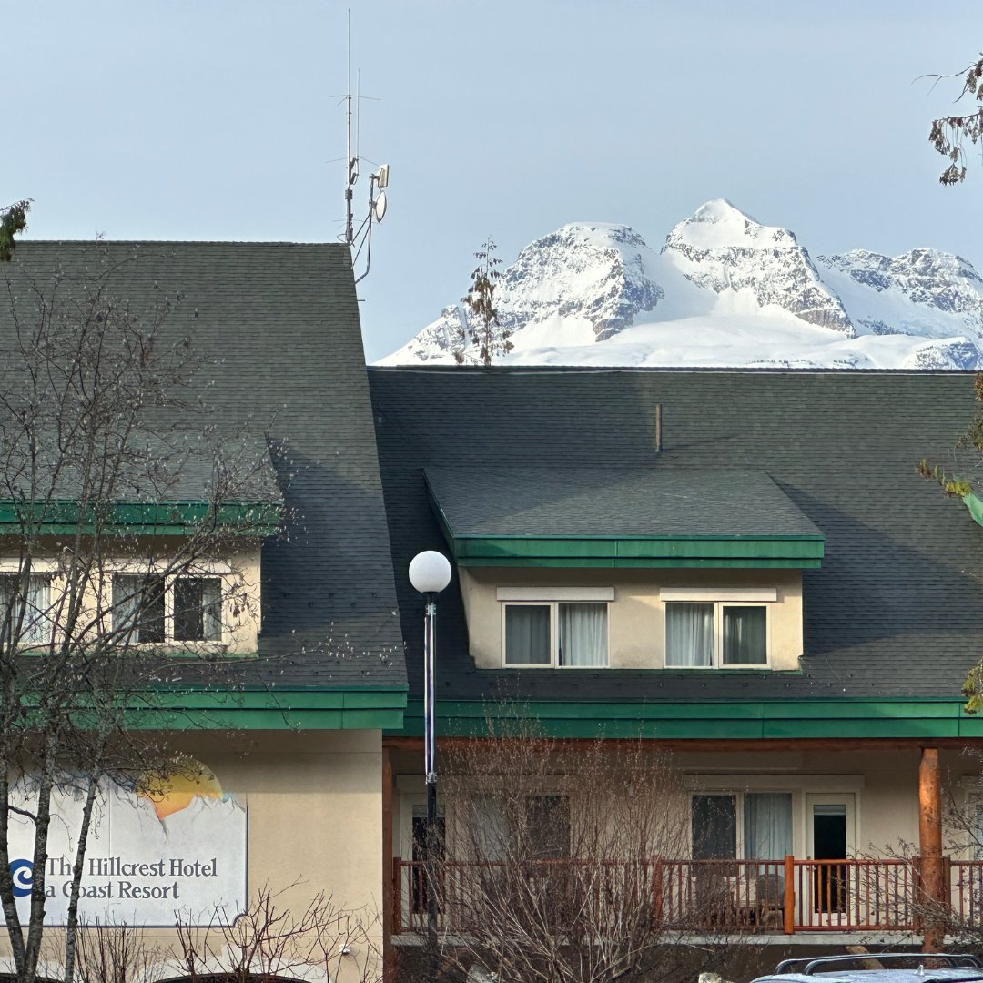 coasthotels's tweet photo. Coast Hillcrest Hotel in Revelstoke offers stunning views of the Selkirk & Monashee Mountains. Embrace adventure or relaxation with local activities, indoor/outdoor hot tubs, & Serenity Spa. The Begbie Room serves exceptional local cuisine with glacier views.
#RefreshinglyLocal https://t.co/iQGVxp8ynr