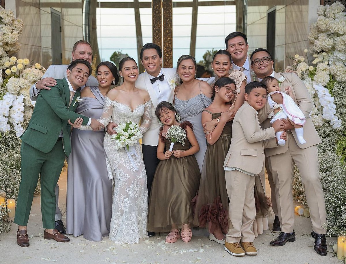 majaddict's tweet photo. 20 years ago, Maja was looking for her father.

Unknowingly, she will get more than just that.

Now, she got another family, one who loves her wholeheartedly; a family who loved her 14 years ago and loves her even more now.

See how God rewards a kind heart.

#MajaRamboSayIDo https://t.co/akKWPAS22a