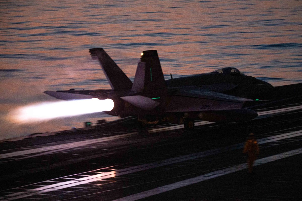 USNavy's tweet photo. #USNavy Photos of the Day:
1️⃣ #VFA31 #FLTOPS from #USSGeraldRFord @Warship_78 in Ionian Sea 2️⃣ #USSBataan @LHD5 forward lookout in Med @USNavyEurope
3️⃣ #USSPaulHamilton GQ drill in Indian Ocean @INDOPACOM
4️⃣ #USSBarry arrives for #seattlefleetweek
👉 https://t.co/aZddB6hxYf https://t.co/1qbwneBin6