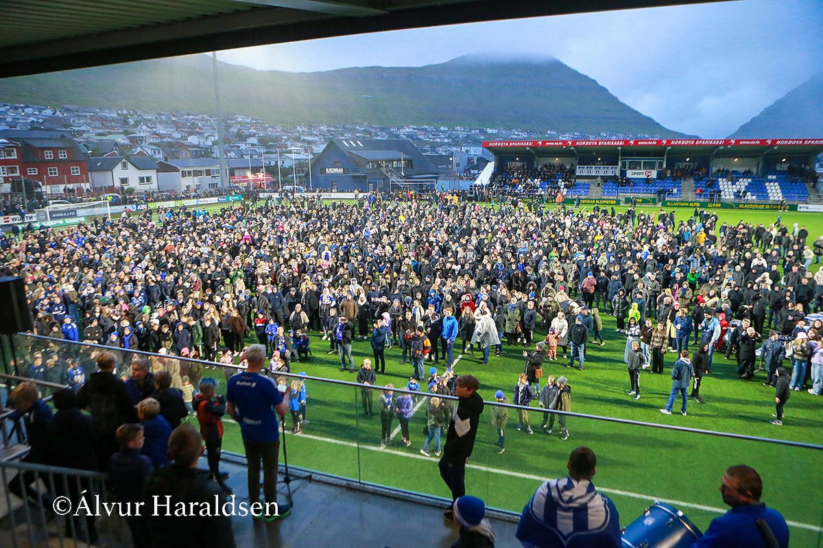 Fagnað í Klaksvík í kvöld eftir Færeyjar náðu liði í riðlakeppni Evrópu. Unnu Svíþjóðarmeistara Häcken. Ef íslenskt lið myndi mæta Häcken í einvígi væri talað um nánast óvinnandi andstæðinga og að okkar lið væri óheppið með drátt. Þurfum að hugsa stærra til að verða stærri