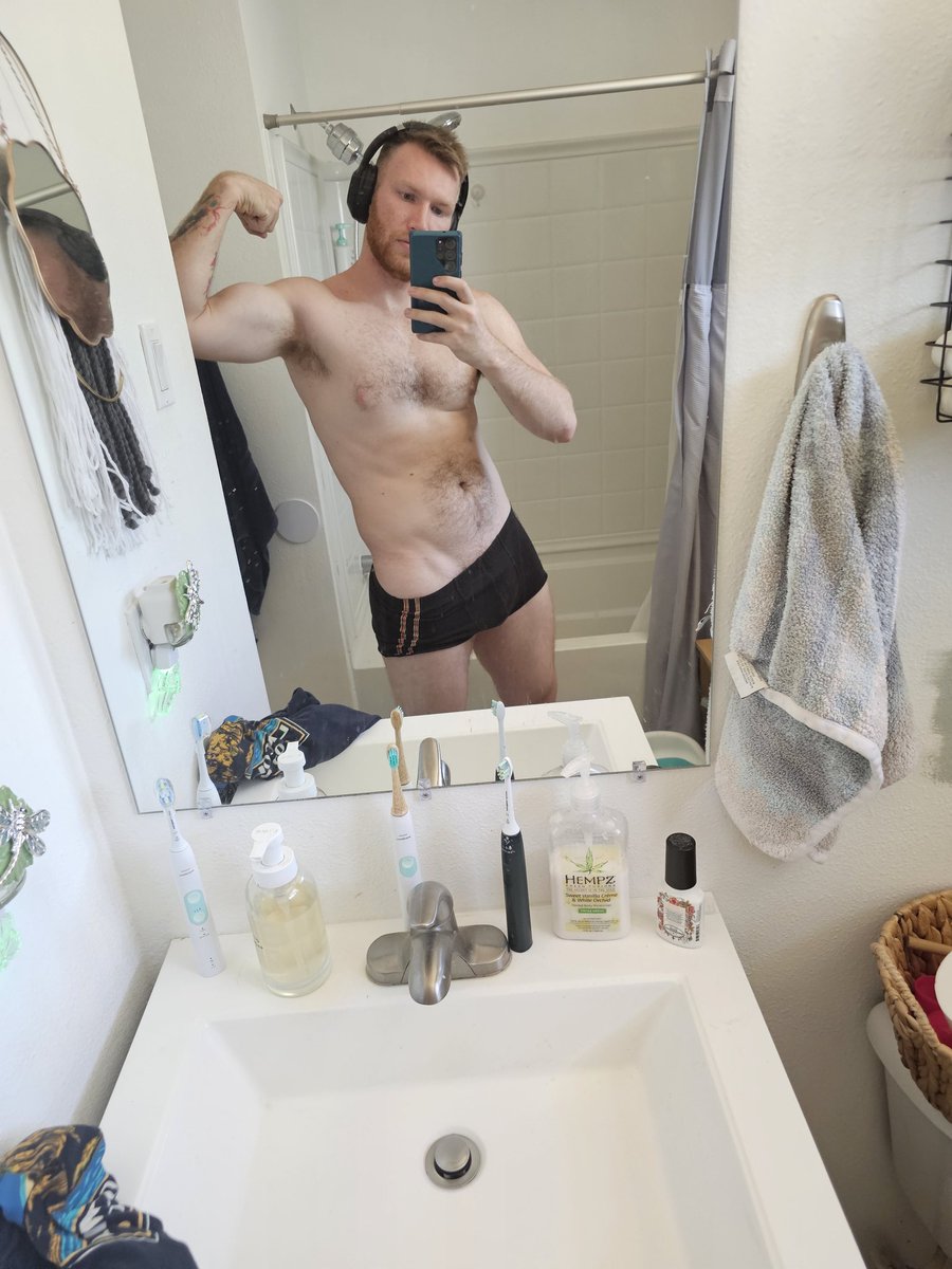 Gingerbreddxxx's tweet photo. Finally cutting down after a 1 1/2 year "bulk".
How's everyone doing, today? https://t.co/aMbnRAw4FF
