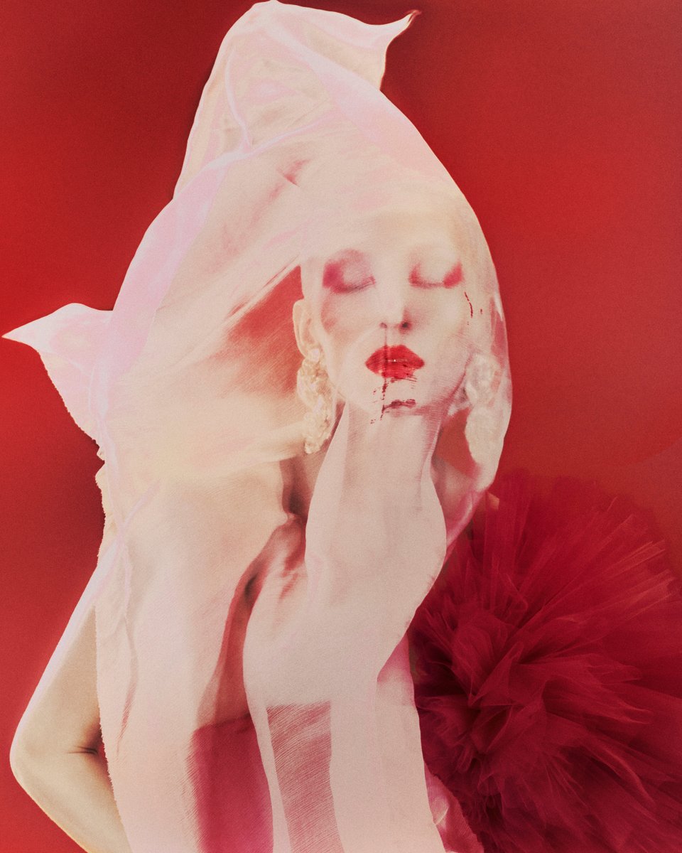 HouseofHerrera's tweet photo. Model and Muse Maggie Maurer is captured by Elizaveta Porodina in the upcoming book “COLORMANIA: Color and Fashion.” 
 
Get notified on when COLORMANIA arrives in stores by signing up on https://t.co/qJ3bScGDCZ
#COLORMANIA https://t.co/YN18RxJ76F