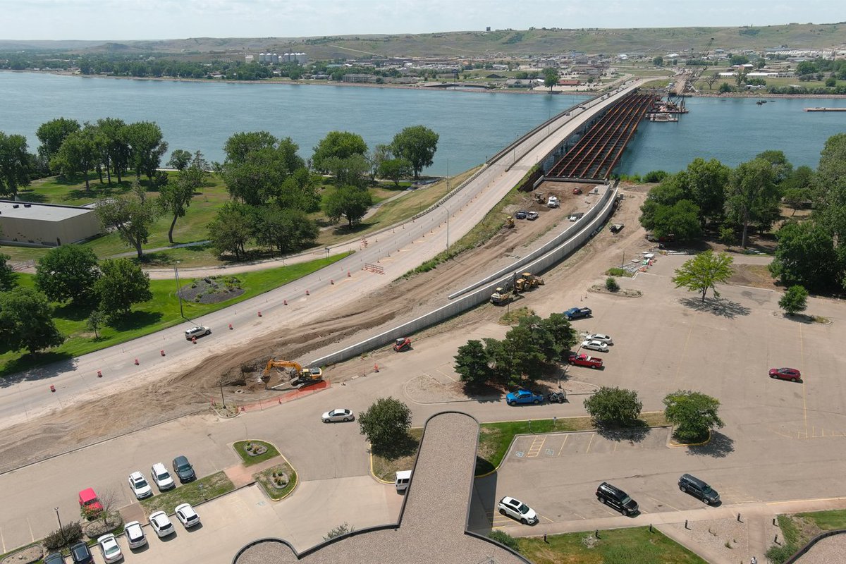 SouthDakotaDOT's tweet photo. It has been another productive two weeks of construction as crews continue to set girder lines across the river.
To read more about the project in the #PierreFortPierreBridge newsletter, and view drone videos and photos of recent work, visit https://t.co/S9OIV7R5d2 https://t.co/quN8xDZqIJ