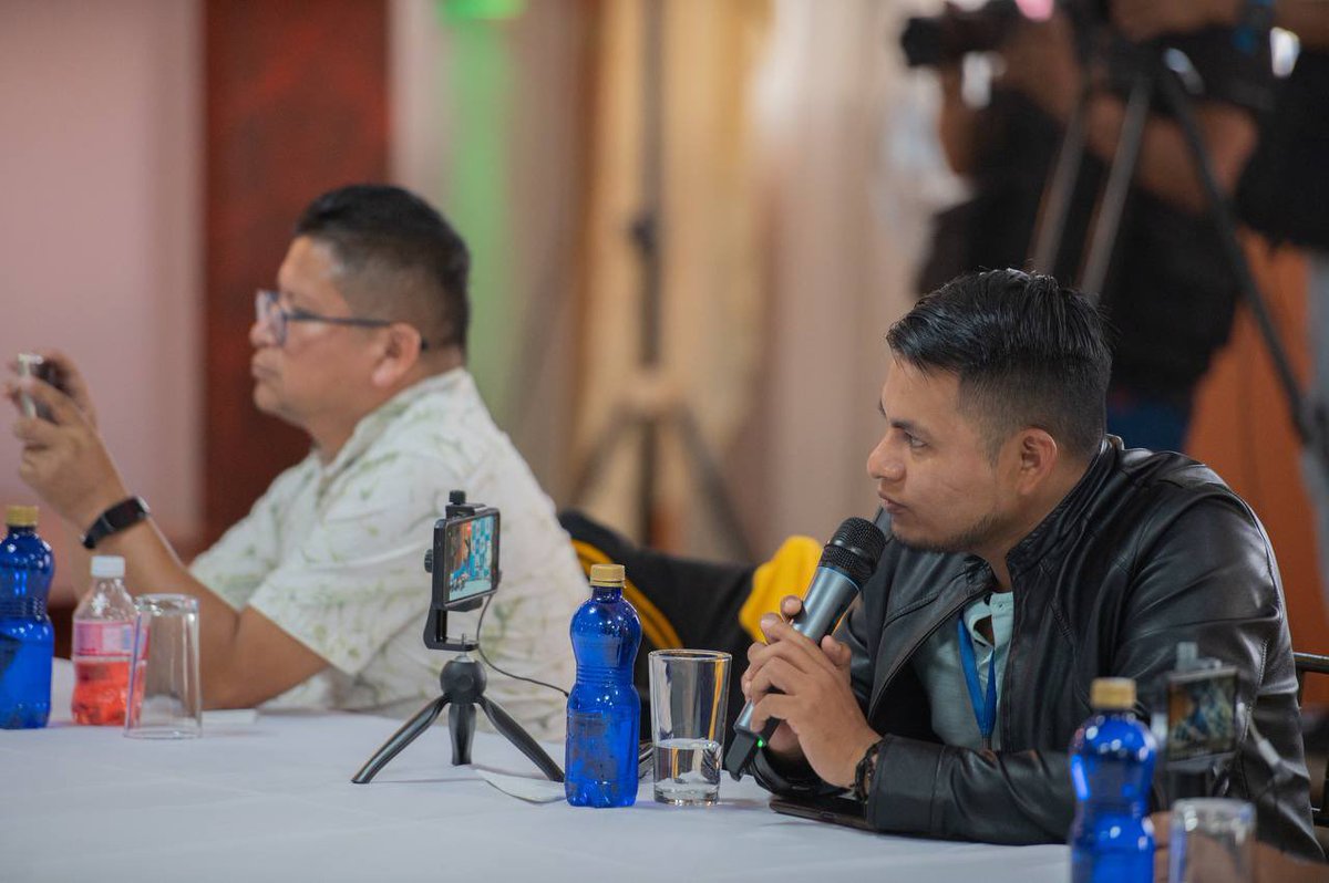 LuisaGonzalezEc's tweet photo. Durante el conversatorio con medios de comunicación en la querida provincia de Pastaza, hemos tratado temas trascendentales que preocupan no solo a los pueblos amazónicos, sino también al Ecuador entero: seguridad, salud y educación. Causados por un gobierno irresponsable y ausente. Nosotros sí resolveremos de forma inmediata las urgencias de nuestra Patria.