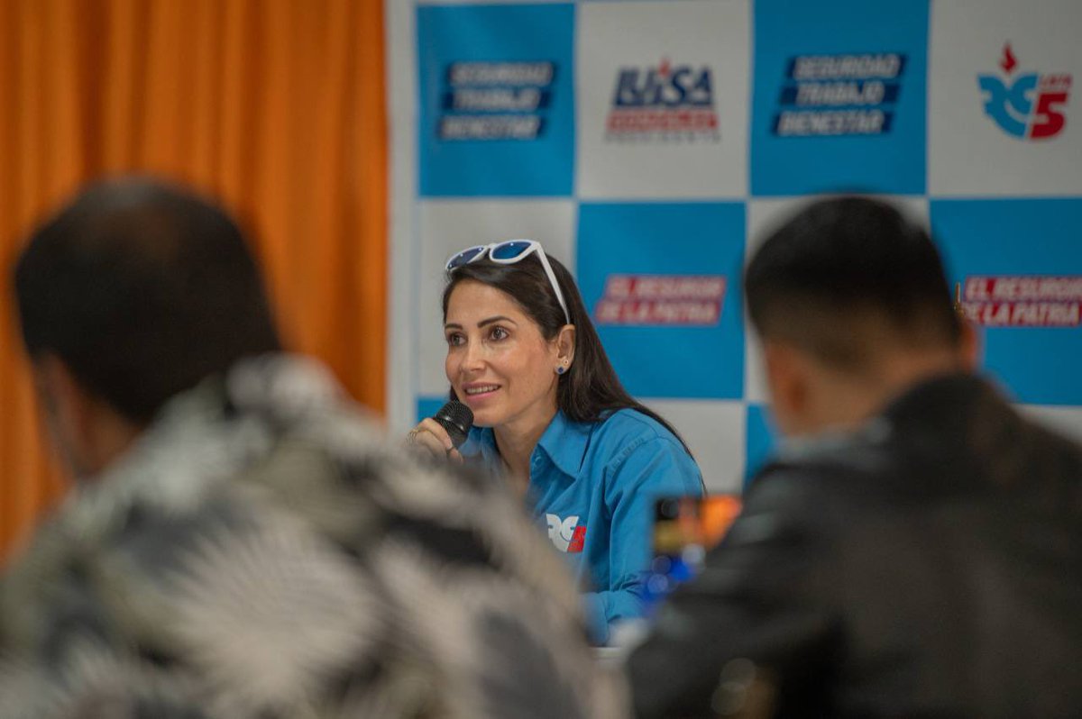 LuisaGonzalezEc's tweet photo. Durante el conversatorio con medios de comunicación en la querida provincia de Pastaza, hemos tratado temas trascendentales que preocupan no solo a los pueblos amazónicos, sino también al Ecuador entero: seguridad, salud y educación. Causados por un gobierno irresponsable y ausente. Nosotros sí resolveremos de forma inmediata las urgencias de nuestra Patria.
