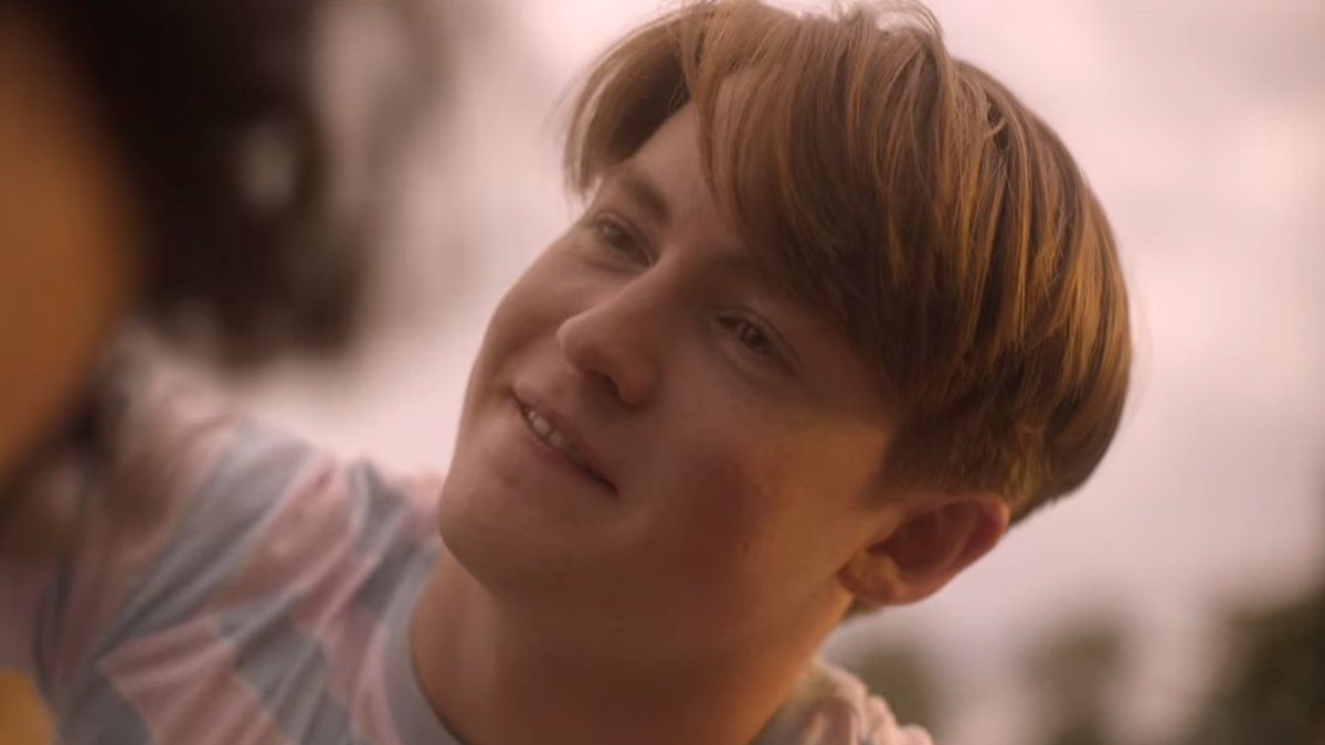 SabbiBou's tweet photo. nick looking at charlie putting on his hoodie, that's another level... The absolute softness in his eyes, he's looking at the most beautiful boy in the universe. And this boy is HIS boy and he can't quite believe it. He is so in love 😭 #thatislove #HeartstopperS2 https://t.co/xLJfoAGCSX