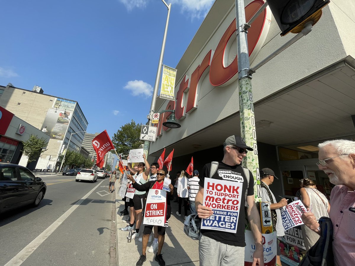 UniforTheUnion's tweet image. Powerful solidarity rally today, organized by @fairwagesnow &amp;amp; @WorkersAC, in support of Metro workers on strike for fair wages. 

Workers’ bravery to strike, despite living paycheque to paycheque, has inspired thousands.

Workers deserve their fair share of record profits.