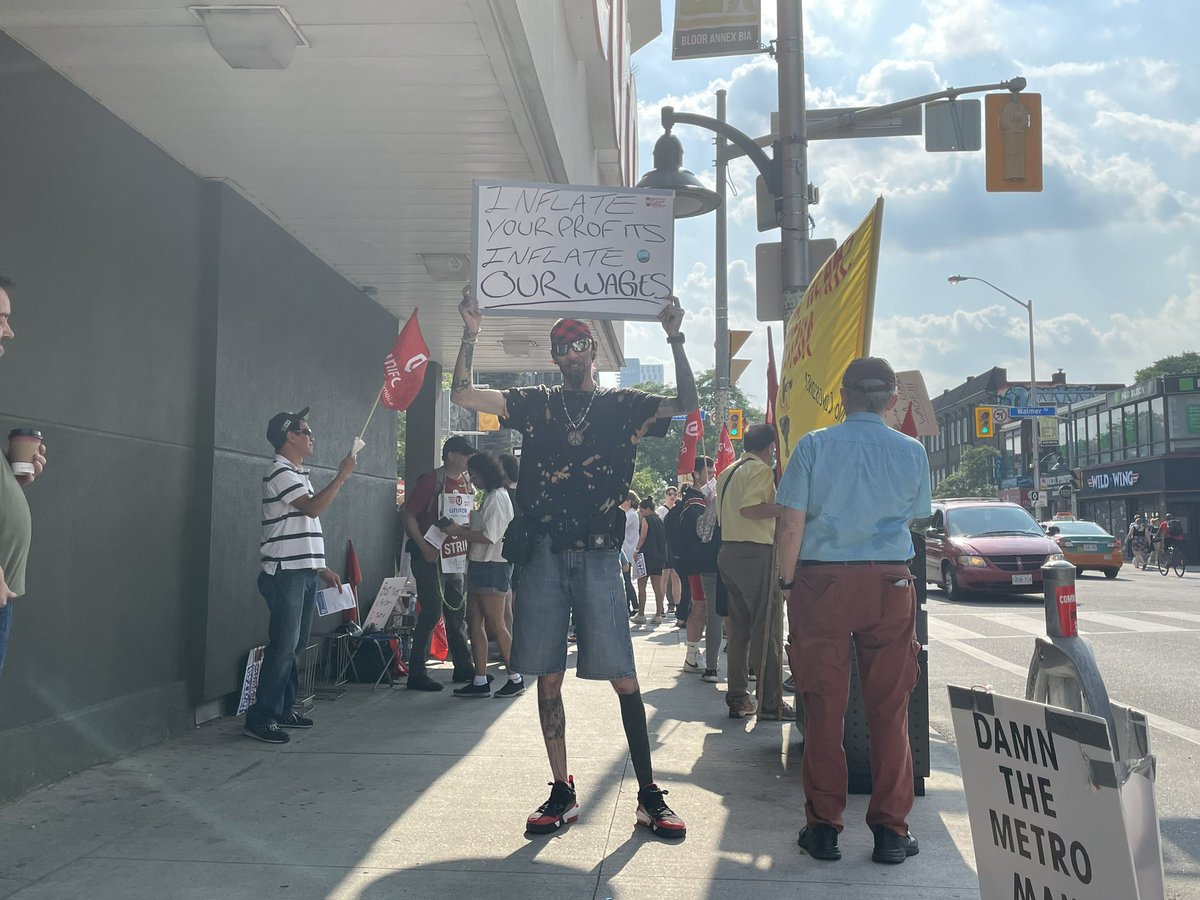 UniforTheUnion's tweet image. Powerful solidarity rally today, organized by @fairwagesnow &amp;amp; @WorkersAC, in support of Metro workers on strike for fair wages. 

Workers’ bravery to strike, despite living paycheque to paycheque, has inspired thousands.

Workers deserve their fair share of record profits.