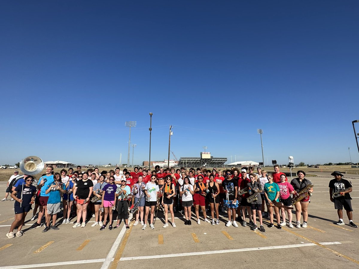 blitzemD's tweet photo. We are a #FAM1LY and we will support all of #PonderProud Lions! After our practice today we took cold drinks over to our Lion Pride Band members who have been working hard and to our Lady Lions Volleyball team. We are ready for this year to get started! #FAM1LY #OnePride #WeSeeRed @PonderLionPride @ponderisdlions @JohnFields0 @PonderVb @ponderband