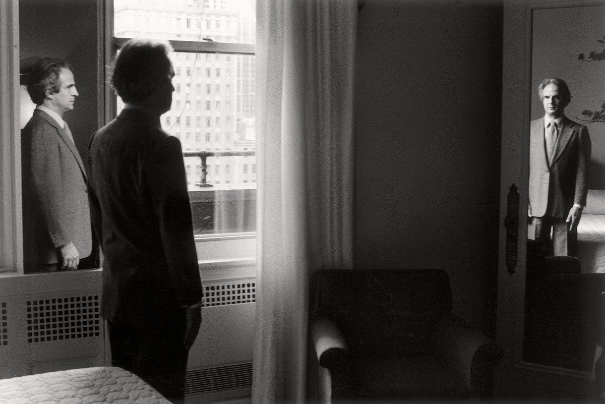 literlandweb1's tweet photo. “Conocerse a uno mismo es, ante todo, saber lo que le falta. Es medirse con la Verdad y no al revés. El primer producto del autoconocimiento es la humildad”. 
Flannery O'Connor
📷Duane Michals https://t.co/kJTqJjcXoU