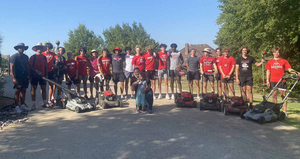 Talonsmith_'s tweet photo. @MarcusFootball Wide Receivers beat the heat to help out in the community today. @TateBaker21 @Coach_A_MHS @Marcus_HS @LISDsports #MaraudersServingOthers #MSO https://t.co/ok32UvoaBM