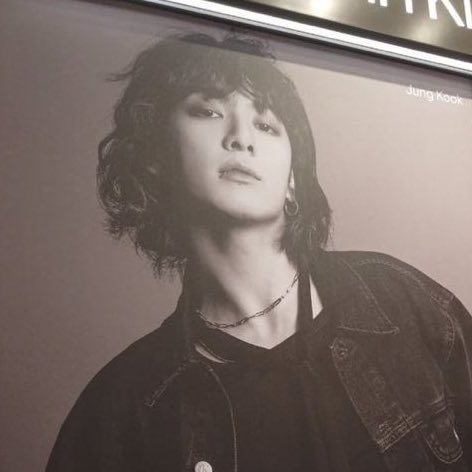 dyke4yoongi's tweet photo. they’re having a bob off https://t.co/KtpjEoqkKN