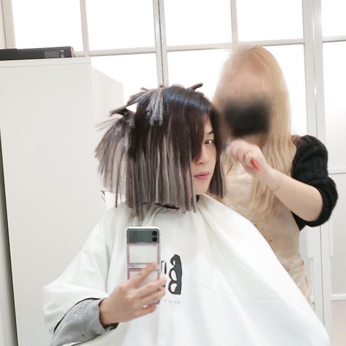 dyke4yoongi's tweet photo. they’re having a bob off https://t.co/KtpjEoqkKN