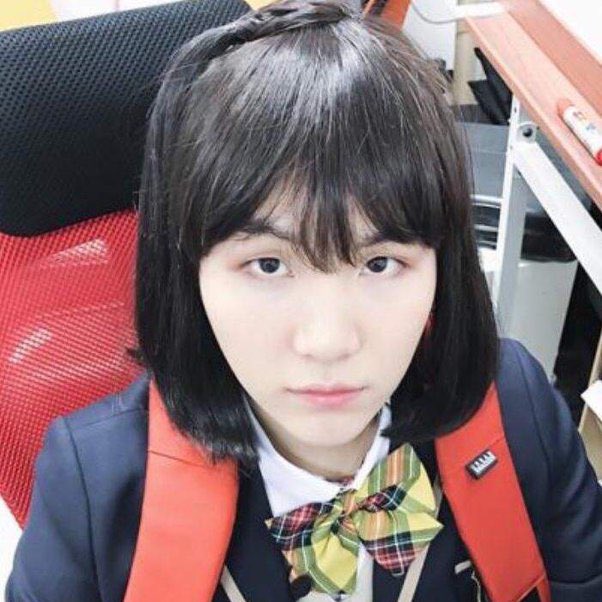 dyke4yoongi's tweet photo. they’re having a bob off https://t.co/KtpjEoqkKN