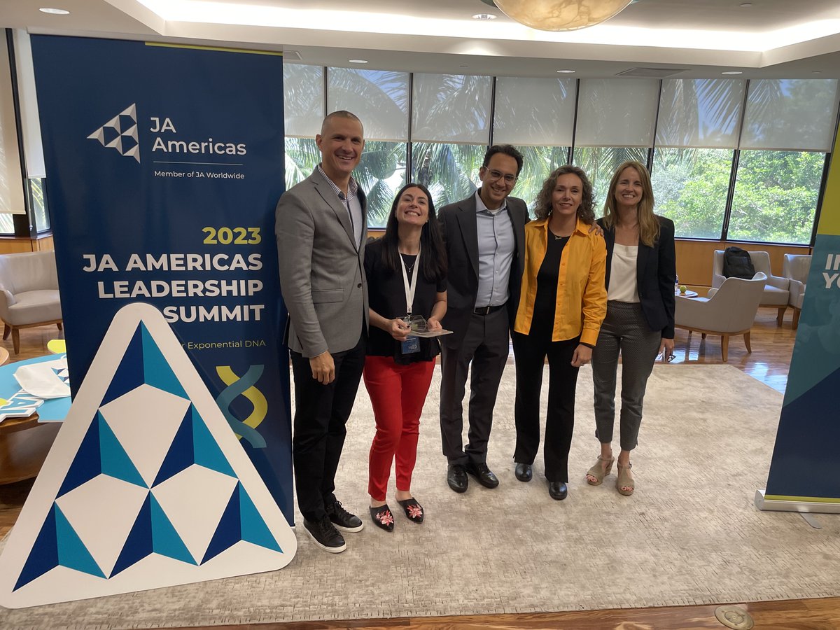 🌟 ¡JA México recibió el reconocimiento "Model Country Award" junto a otros 7 países más en la región, en el <a href="/JAAmericas/">JA Americas</a> Leadership Summit! Este reconocimiento es un reflejo del impacto que generamos en la formación de jóvenes emprendedores y líderes. 🏆