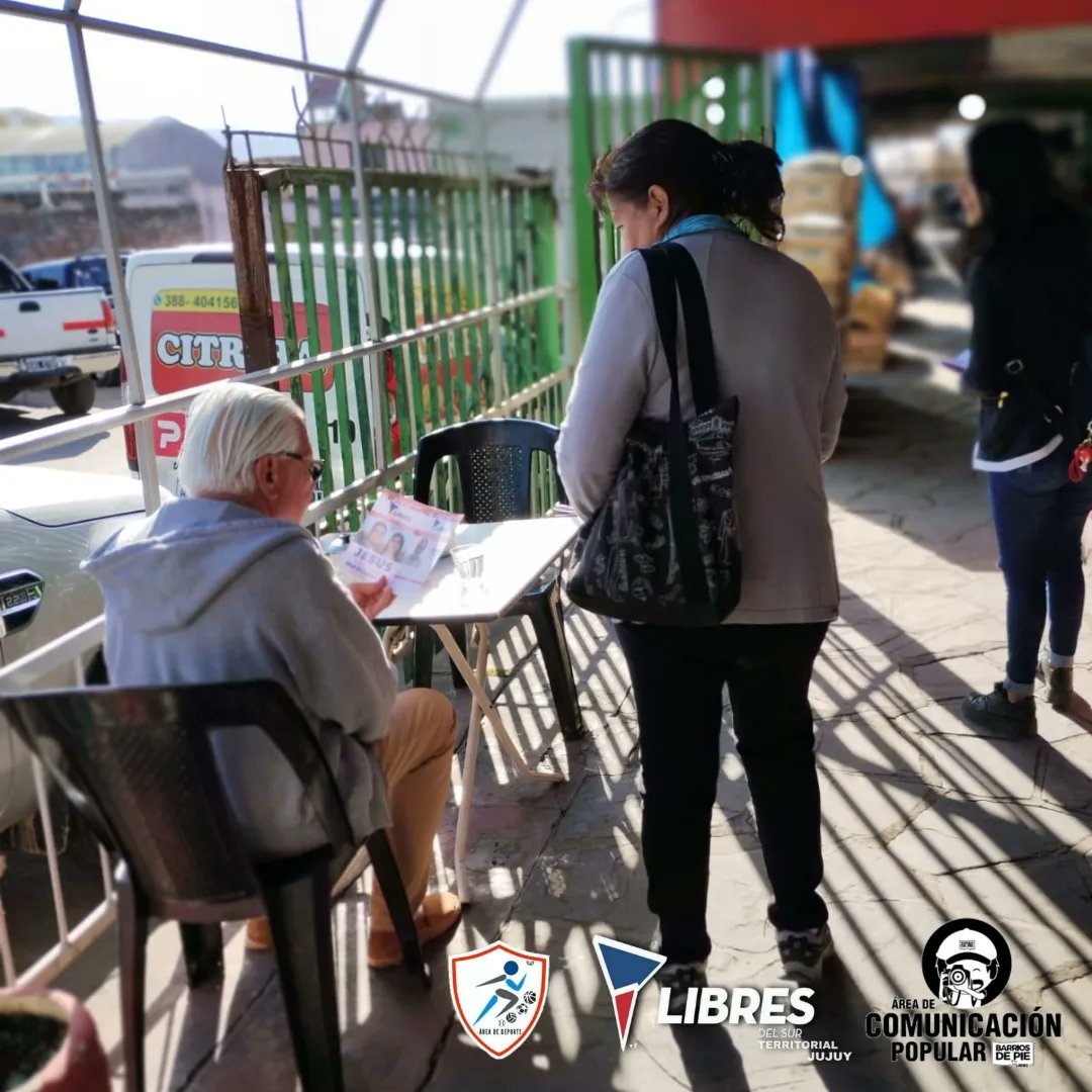 LDSJujuy's tweet photo. El día de hoy estuvimos presentes en el mercado de concentración, junto al Área de Deporte y el Merendero Feliz y Pequeños Gigantes. Juntos, entregamos volantes informativos sobre nuestra campaña electoral.
#Volanteada #JesúsEscobar #MarianellaLezamaHid #Jujuy #LibresDelSur https://t.co/vnsXBw8tsA