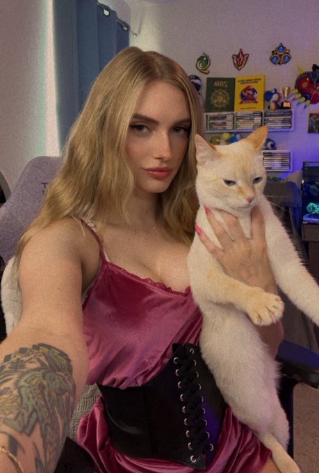 chatting &amp; playing pikmin 🩷 https://t.co/7oLROD1Cej https://t.co/hZPzy8ROhe