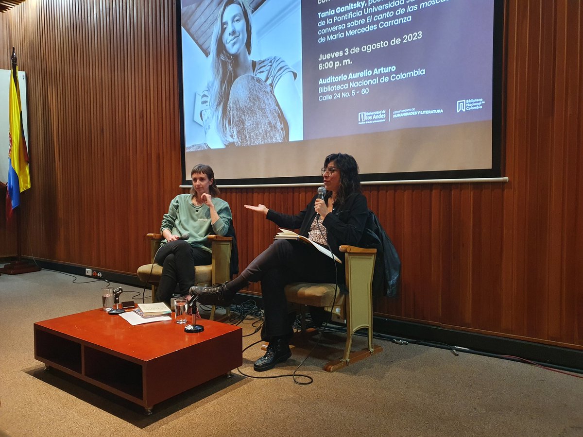 Estamos en el Club de lectura Espectros de la violencia conversando sobre «El canto de las moscas» de María Mercedes Carranza con <a href="/TaniaGanitsky/">Tania Ganitsky</a> y <a href="/AndreaSalgado1/">Andrea Salgado</a>. Sigue este hilo y acompáñanos con los destacados.