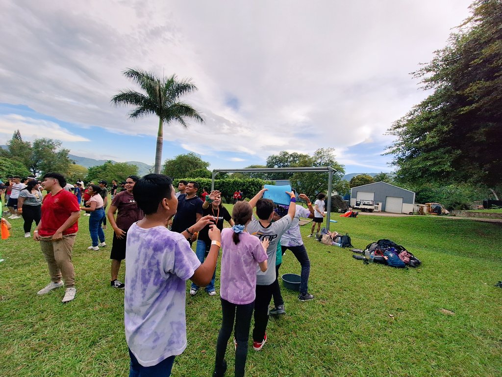 JovenesCompaz's tweet photo. Así comenzamos con la primera dinámica de nuestro campamento.
#CompazCamp🏕 https://t.co/WxyAhCUVwk