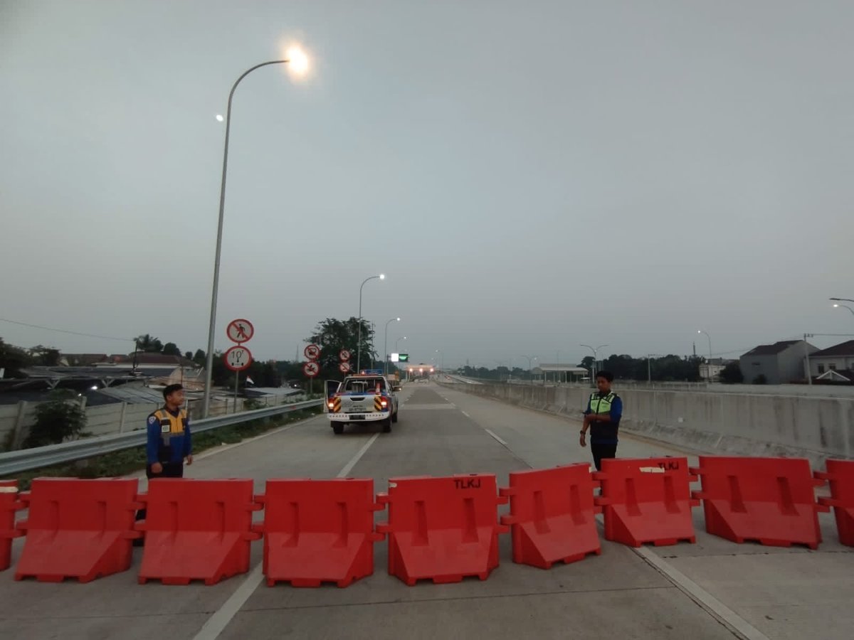 #TolCijagoDepok On ramp Kukusan3 sementara ditutup (06:00 WIB), dan akan dibuka kembali (11:00 WIB) setiap hari. Bagi pengguna jalan diharapkan agar menyesuaikan waktunya. Jaga jarak aman kendaran anda, dan semoga selamat sampai tujuan. Terima kasih...