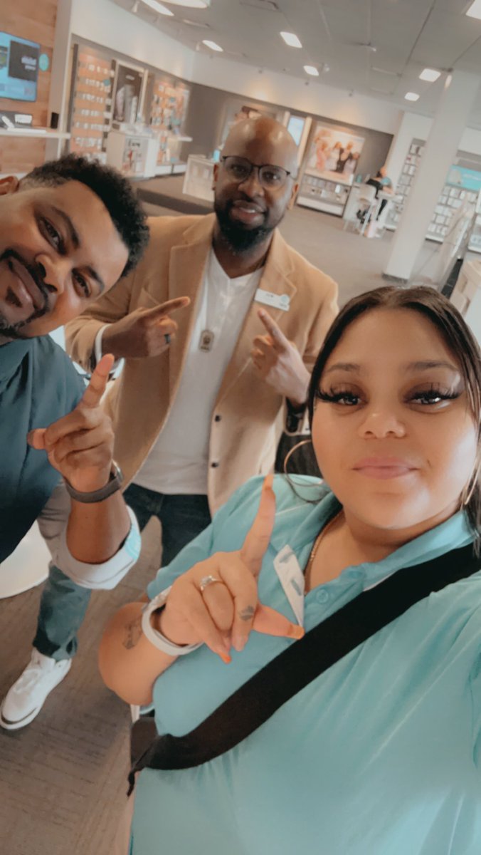 TanishaYPPSquad's tweet photo. Last day walking out the #houseofpaign it’s been such a delight to be around these wonderful people.. ✌️to Champaign.👋 to Aurora!!! Thanks to everyone that believed and supported me!!!Only 🆙 from here!! @OOwensjr @RenauldoD @wssmith3rd @HammockJill @shawnglinski @BrianWest_GLM https://t.co/NNxfFwYlnF
