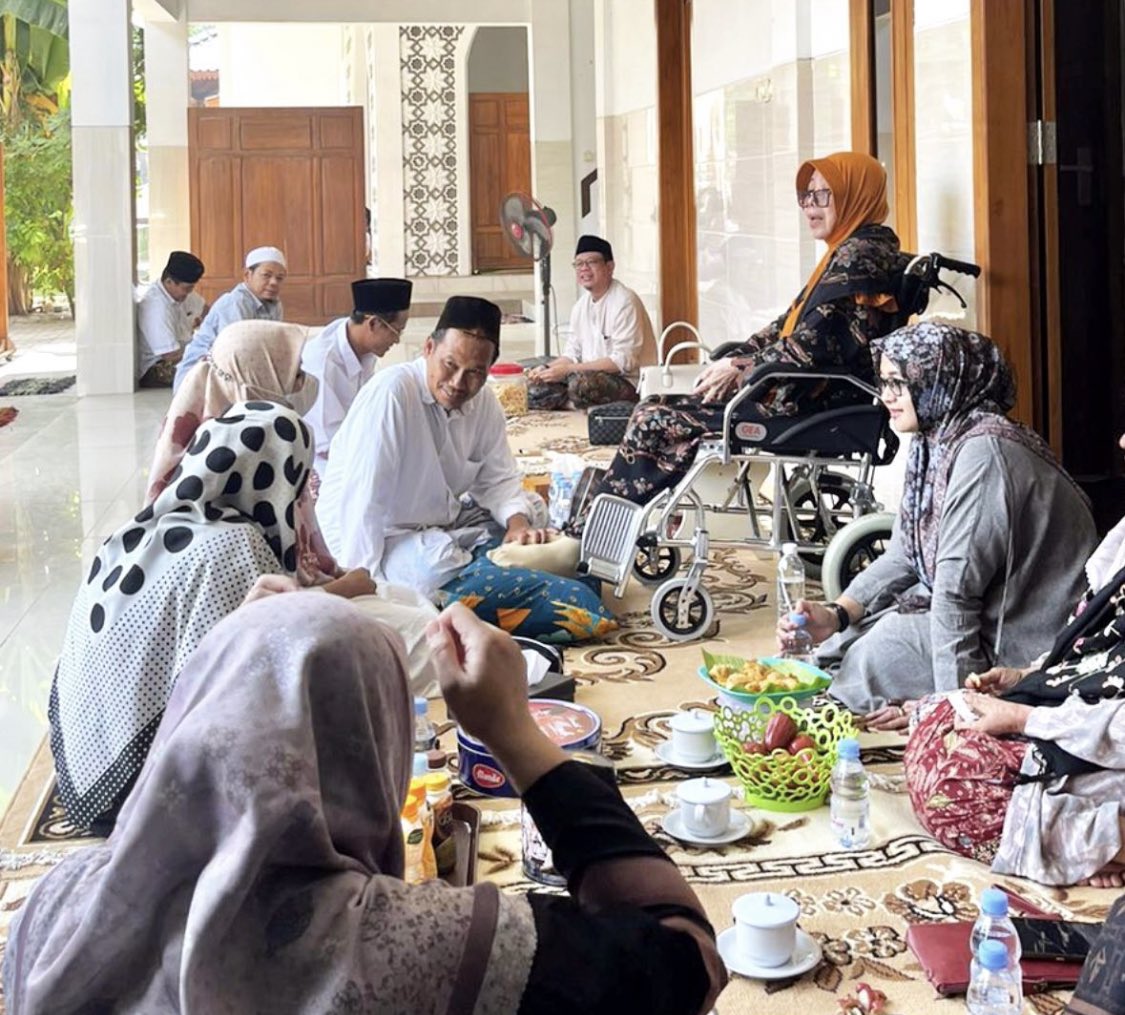 darmurisiwi's tweet photo. Almaghfurlah KH. Hamid Baidlowi Lasem dawuh, “Kalau ingin mulia di hadapan Allah Swt., hidup harus kuat sabarya. Sabar itu tidak berat kalau kamu mengingat pahalanya.” https://t.co/w56RaOuMYG