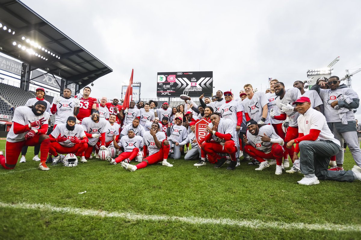 MattyFreshTV's tweet photo. Half of @XFLDefenders starting offense is now NFL bound, with a majority expected to make cuts
You gotta be feeling like a proud dad @_VHutchins 👏 #DCDevelopment 💪 https://t.co/It2lRCjPu7