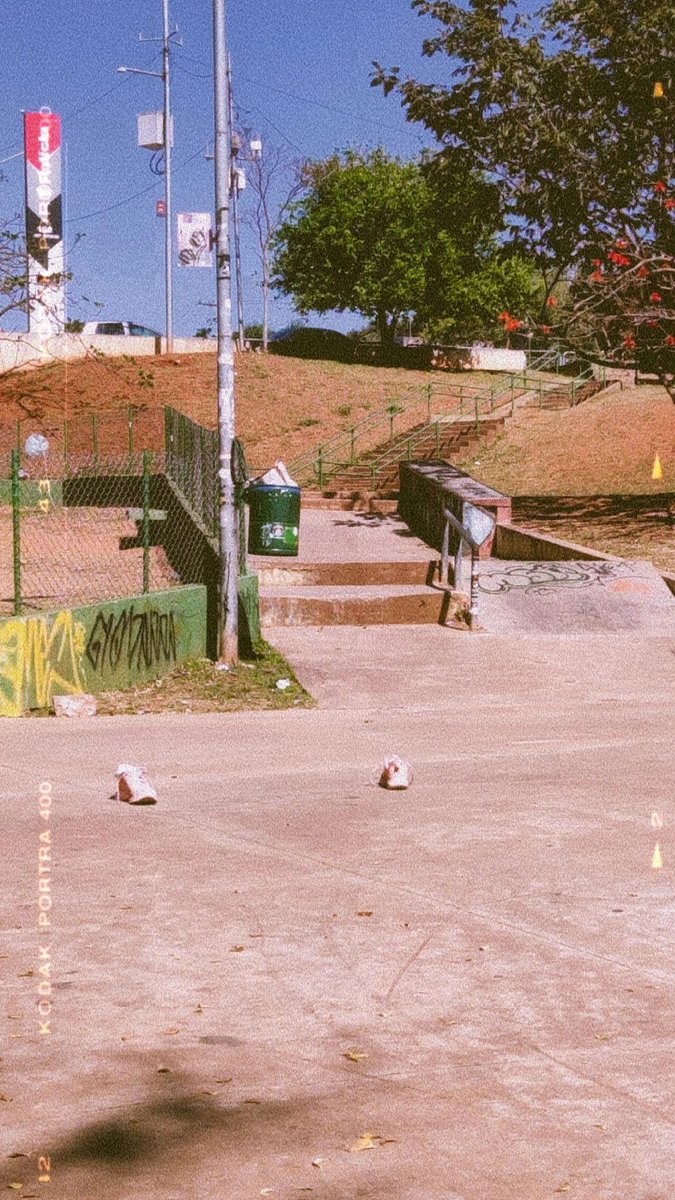 alomabarros's tweet photo. Esqueci que não tenho mais 12 anos... Resultado dessa foto é calos nos pés 😆 #derepente30 https://t.co/Anrm68Aqiz
