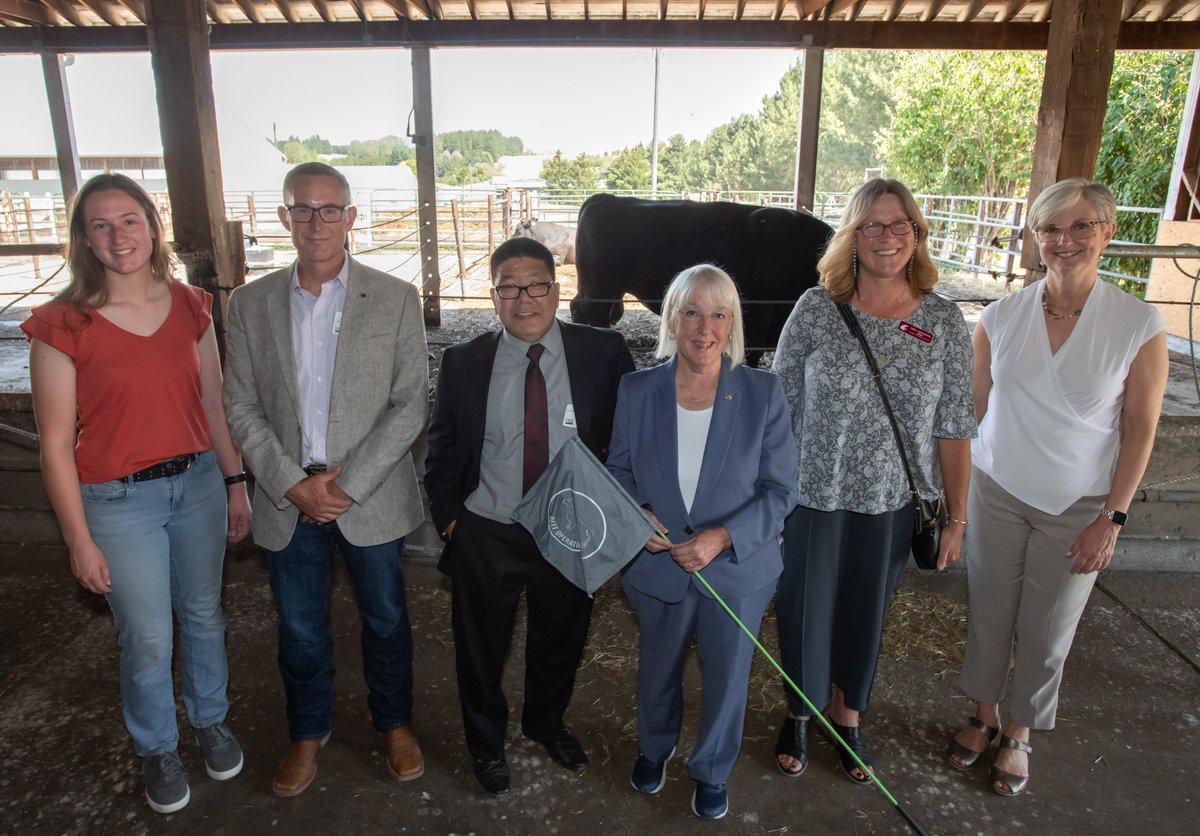 WSUvetmed's tweet photo. So, how is the sausage made? This week Washington Senator @PattyMurray visited @WSUPullman to see how #WSUVetMed uses gene-editing to increase the dissemination of desirable, naturally arising traits in livestock. #FeedTheFuture #GoCougs 

Read the story: https://t.co/vg6rCJDo4J https://t.co/HLa00bmaU9